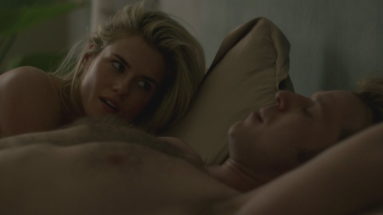 In the episode actress Rachael Taylor is seen in a bed of gold satin sheets...