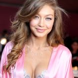 Gigi Hadid 2016 Victoria's Secret Fashion Show 18