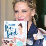 Sarah Michelle Gellar Stirring Up Fun With Food New York Signing 12