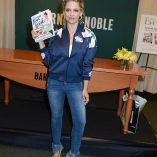 Sarah Michelle Gellar Stirring Up Fun With Food New York Signing 19