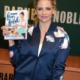 Sarah Michelle Gellar Stirring Up Fun With Food New York Signing 21