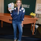 Sarah Michelle Gellar Stirring Up Fun With Food New York Signing 28