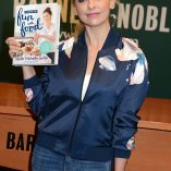 Sarah Michelle Gellar Stirring Up Fun With Food New York Signing 29