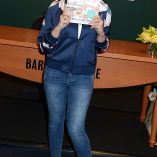 Sarah Michelle Gellar Stirring Up Fun With Food New York Signing 38