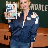 Sarah Michelle Gellar Stirring Up Fun With Food New York Signing 39