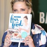 Sarah Michelle Gellar Stirring Up Fun With Food New York Signing 4