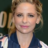 Sarah Michelle Gellar Stirring Up Fun With Food New York Signing 45