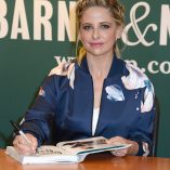 Sarah Michelle Gellar Stirring Up Fun With Food New York Signing 47