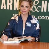 Sarah Michelle Gellar Stirring Up Fun With Food New York Signing 54