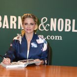 Sarah Michelle Gellar Stirring Up Fun With Food New York Signing 56