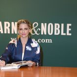 Sarah Michelle Gellar Stirring Up Fun With Food New York Signing 57