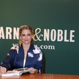 Sarah Michelle Gellar Stirring Up Fun With Food New York Signing 58