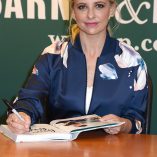 Sarah Michelle Gellar Stirring Up Fun With Food New York Signing 59