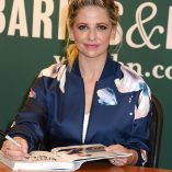 Sarah Michelle Gellar Stirring Up Fun With Food New York Signing 63