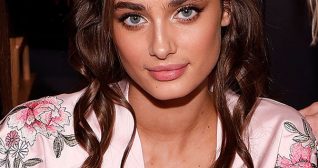  Taylor Hill 2017 Victoria's Secret Fashion Show