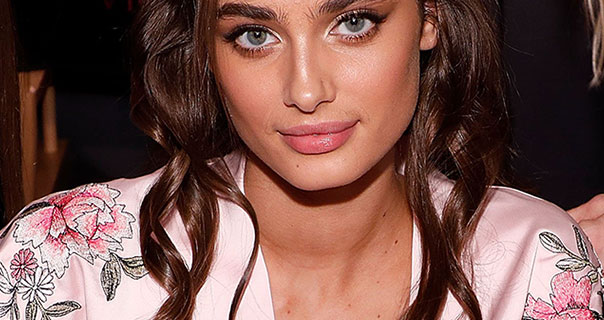 Taylor Hill 2017 Victoria's Secret Fashion Show