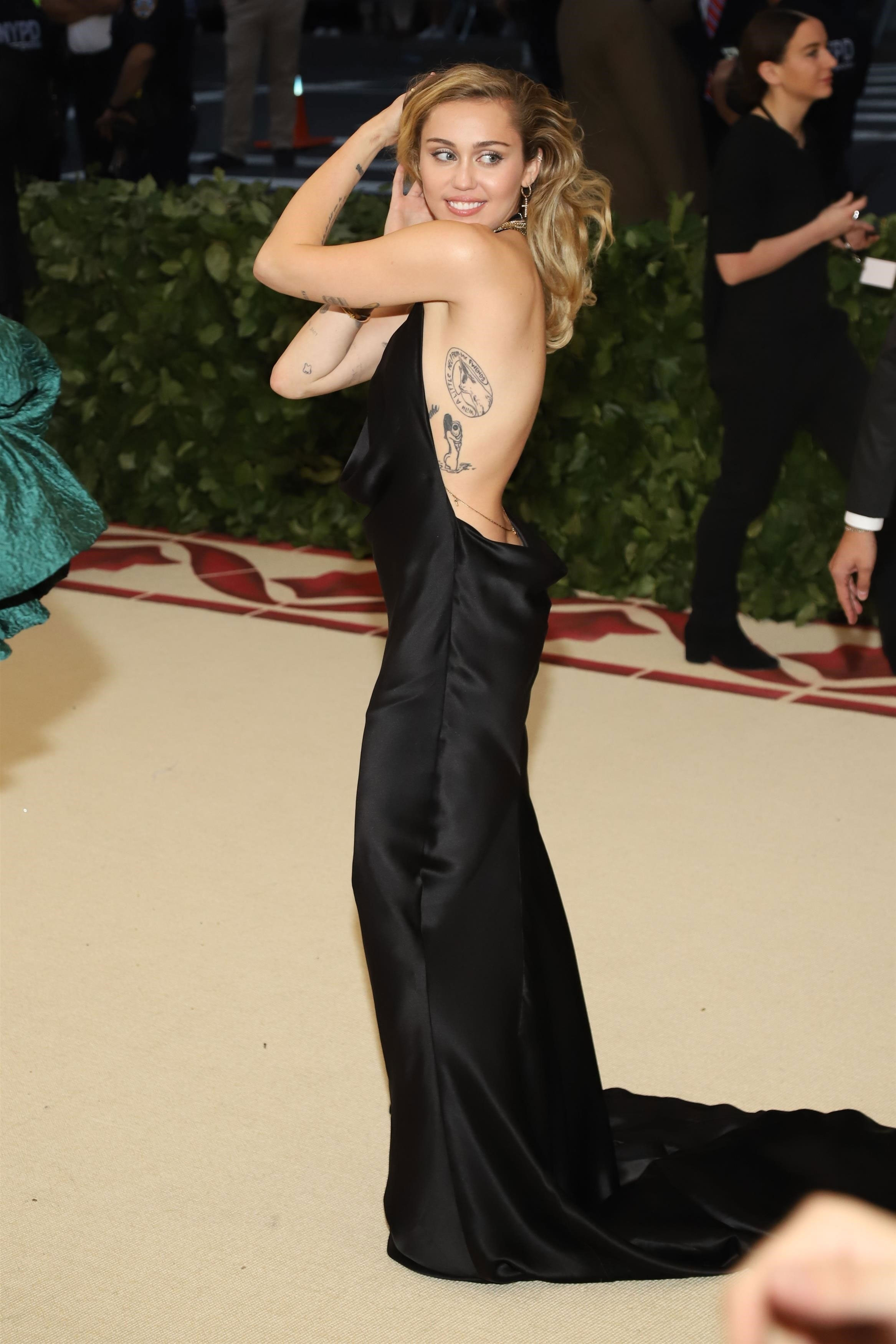 Miley Cyrus 2018 MET Gala 3 Satiny Miley Cyrus 2018 MET Gala 3 Satiny