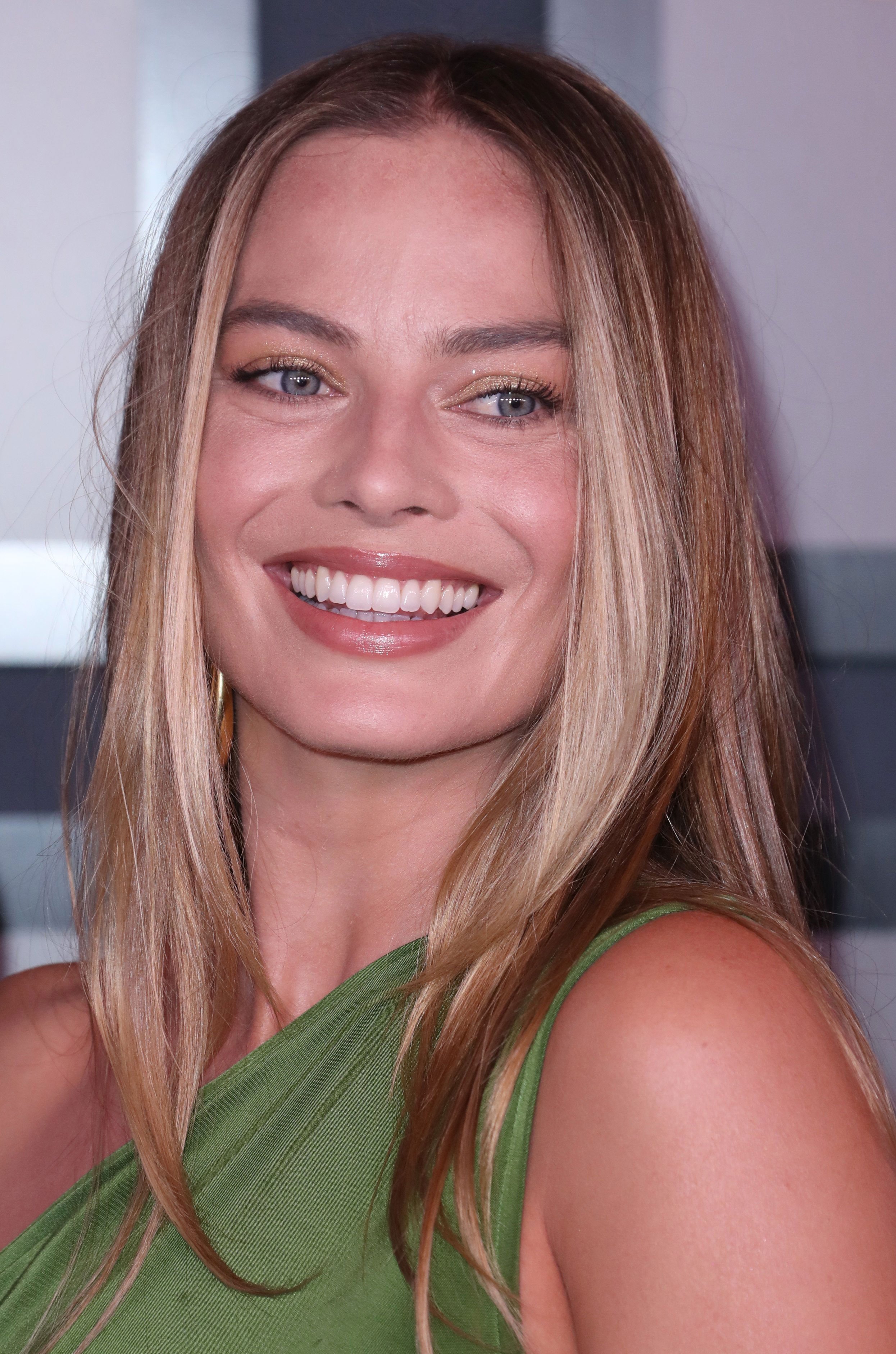 Margot Robbie 13th Governors Awards 3 - Satiny.org