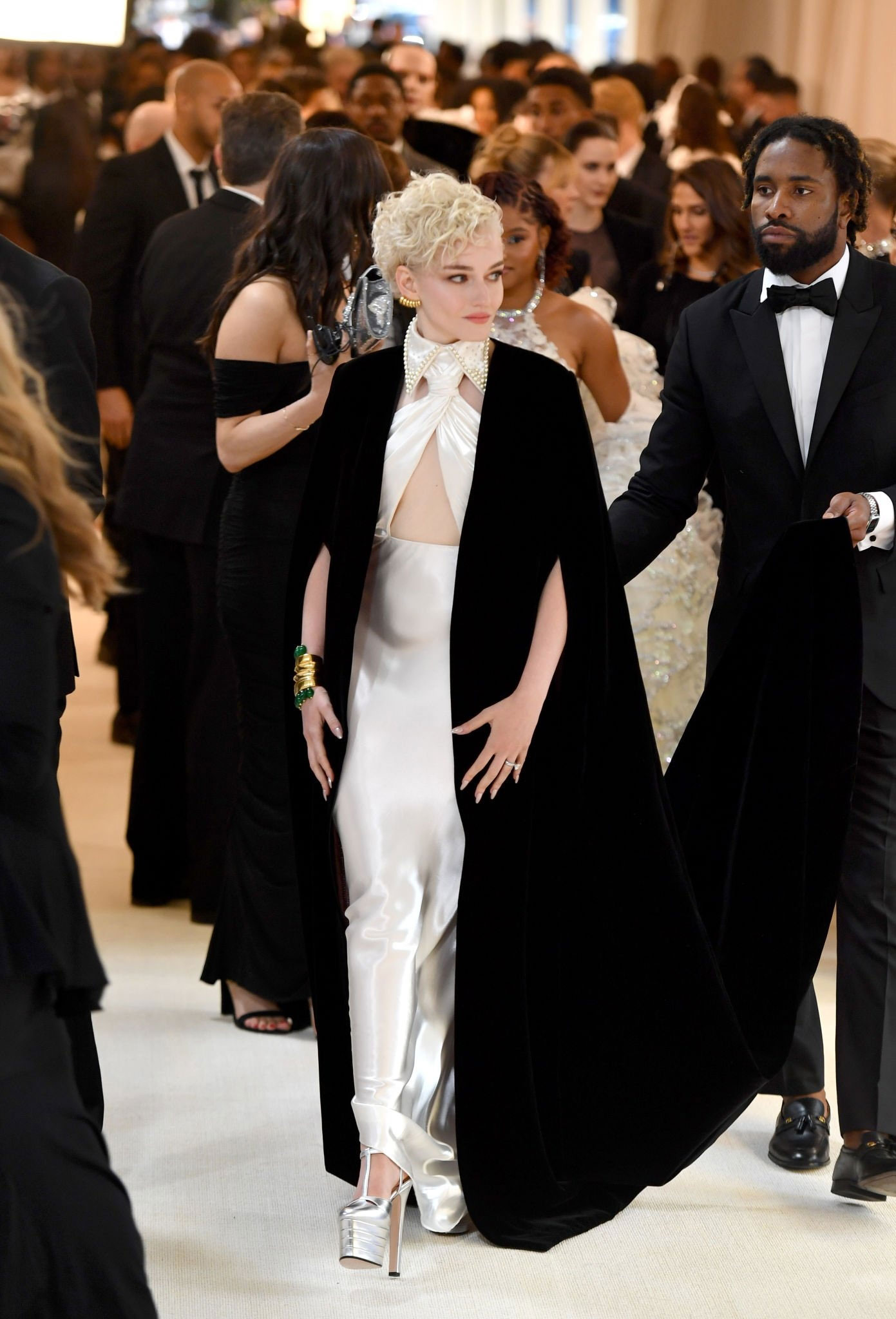 Julia Garner 2023 Met Gala 4 - Satiny.org