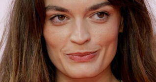 Emma Mackey Barbie Premiere 4 - Satiny.org